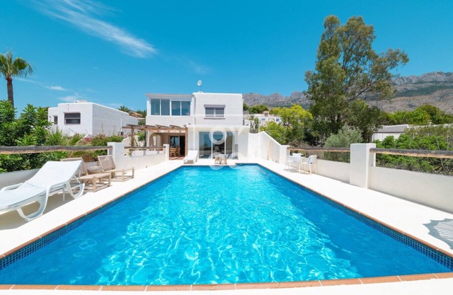 Villa Tutti sur Mer, authentic boho style, private pool, mountain views