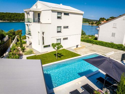 Villa Veronica with pool first line at sea