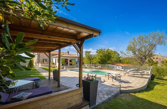 Villa Vinci with swimming pool & playground