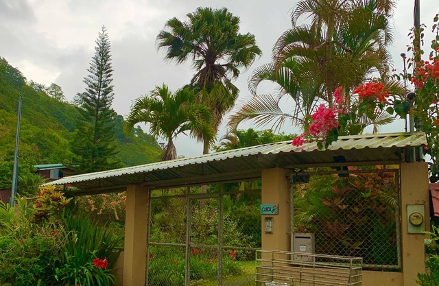 Villa w/large garden & views! Safe with security bars around entire property