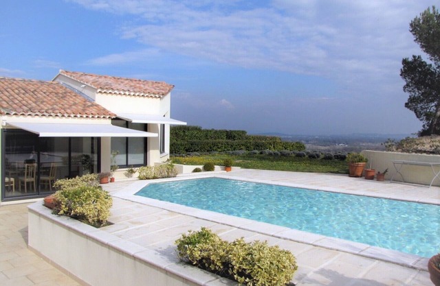 Villa with private pool, AC and spectacular views over Avignon, Provence, France