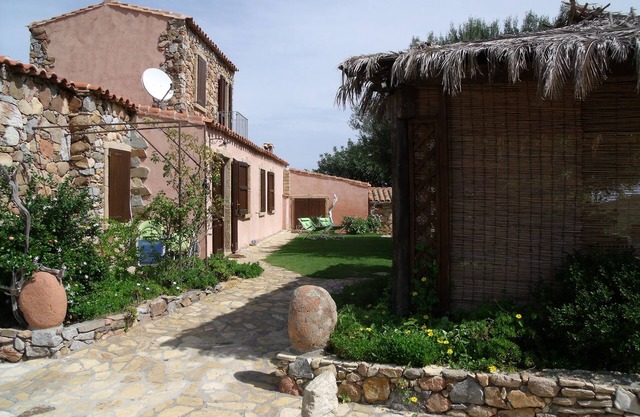 Villa with 2 apartments and independent gardens 1800mt from the beach.