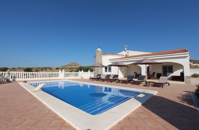 Villa with a large private swimming pool (9,5x4m) and panoramic coast views!