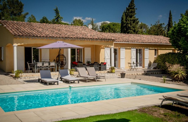 Villa with air conditioning and private pool