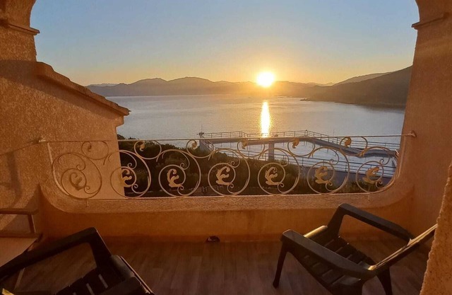 Villa with stunning sea views, 3/4 bedrooms, 6 minutes from the beach on foot.