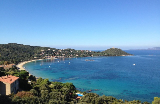 Villa with swimming pool, 10 mn walk from the beach, exceptional sea view