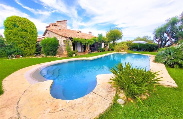 Villa with Garden and Pool-Wifi-AC