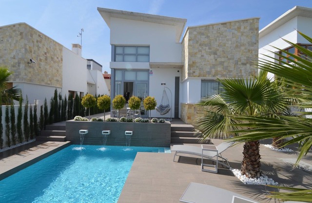 Villa with Garden & Roof Deck