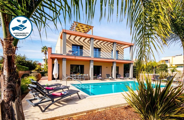 Villa with heatable pool, 2 jacuzzis & BBQ