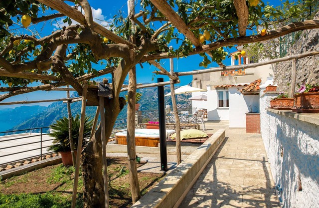 Villa with heated Jacuzzi and garden