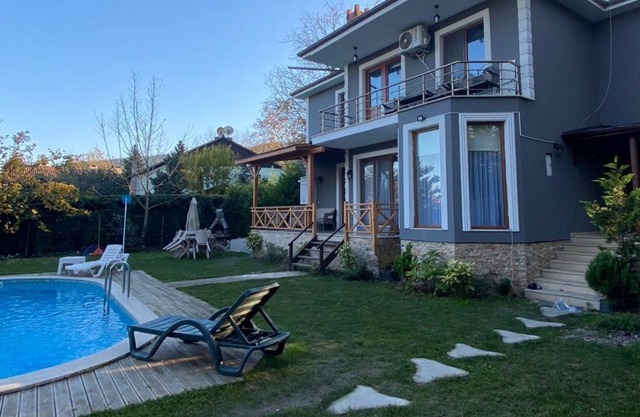 Villa with Heated Pool in Sapanca