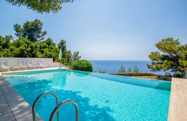 Villa with infinity pool and private access to the sea
