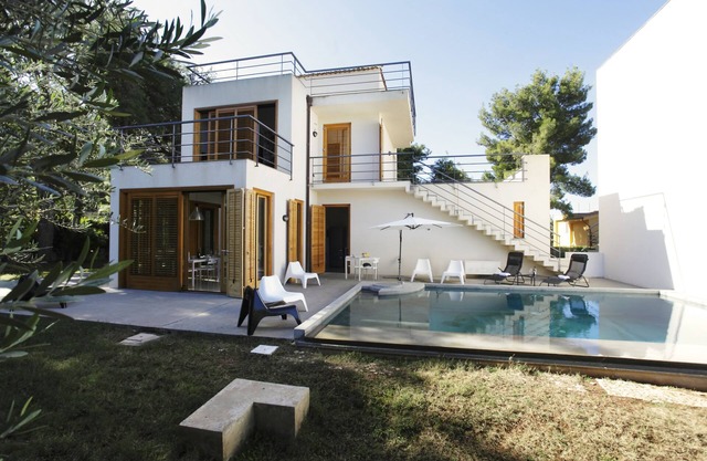 Villa with pool/garden near the sea