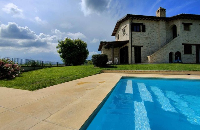 Villa with pool 15 km from the sea, wifi, air conditioning, panoramic.