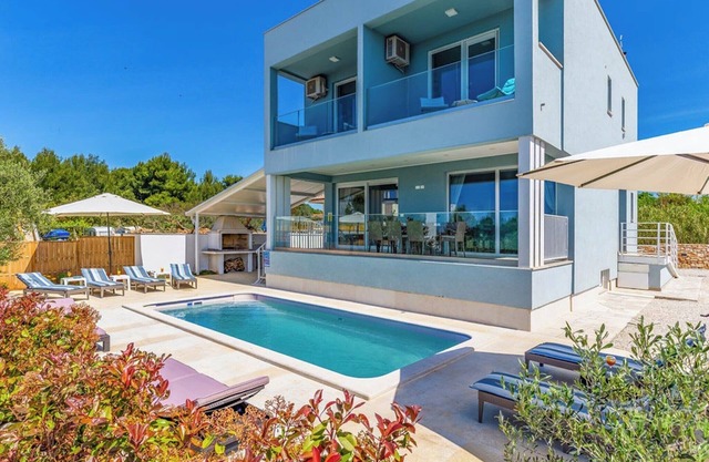 Villa with Pool and Sea View in Fazana - Horizont