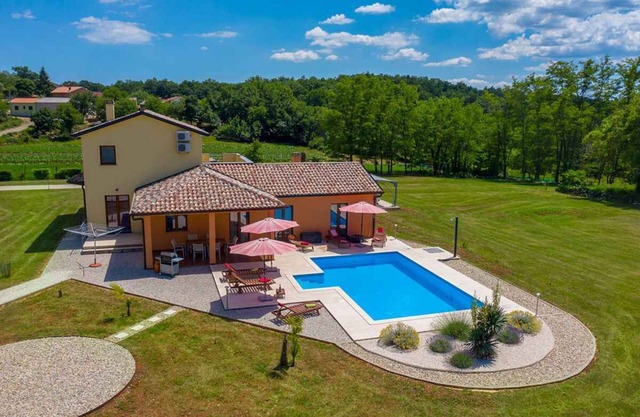 Villa with pool and WIFI