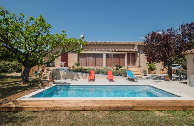 Villa with pool at the foot of the Luberon