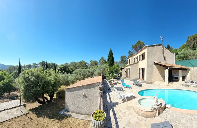 Villa with pool in the heart of olive groves
