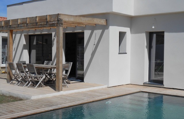 Villa with pool near Avignon