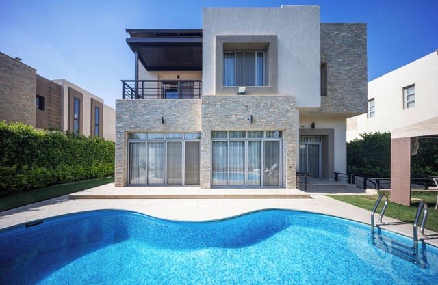 Villa With Private Pool In Beverly Hills