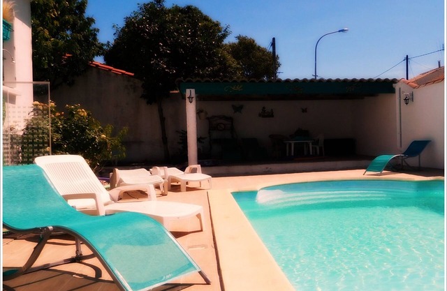 Villa with private pool in Carcassonne town, quiet area with castle views