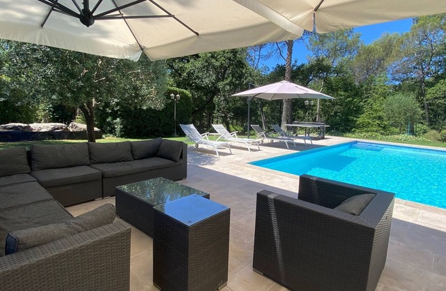 Villa with private heated pool in a lovely domain, with climatisation, next Golf