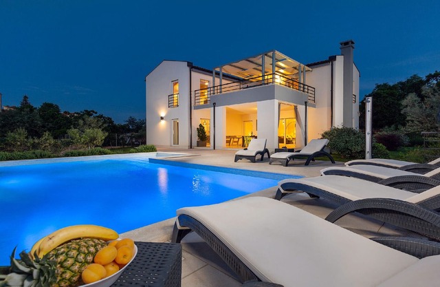 Villa with private pool, 600 m to the sea, 10 people, garden, free WiFi, parking
