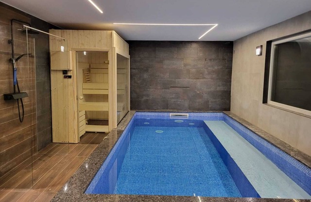 Villa with river view with indoor pool and sauna, jacuzzi, fireplace, barbecue