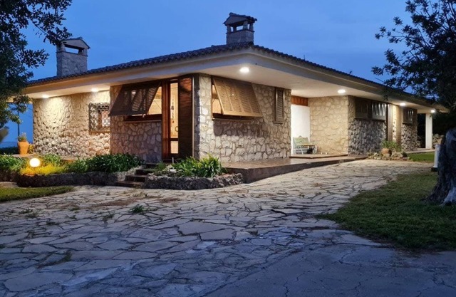 Villa with sea views, direct access to the beach and extensive garden