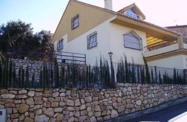 Villa with swimming pool near the wonderful city of alhambra, granada