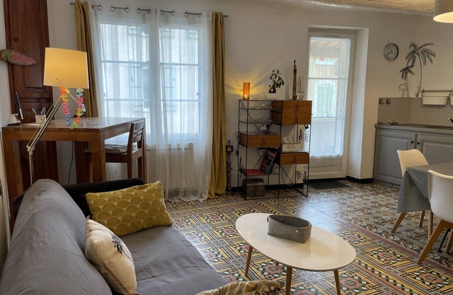 Village house with 3 bedrooms, sleeps 6, in the heart of a Provencal village
