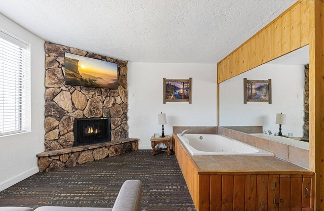 Village Suites Inn. Teddy Bear, Perfect Location in the Village. fully equipped downstairs unit.