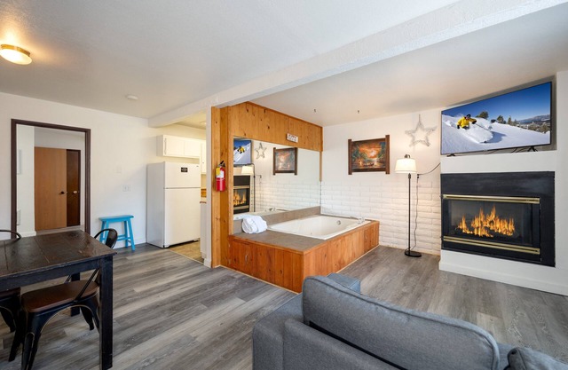 Village Suites Inn. Polar Bear, Perfect Location in the Village, fully equipped downstairs unit