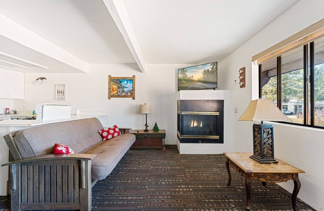 Village Suites Inn. Grizzly Bear, Perfect Location in the Village, fully equipped upstairs unit.