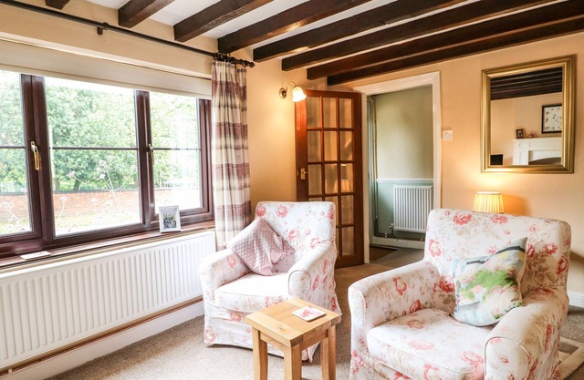 VINE COTTAGE, family friendly, with a garden in Whissendine