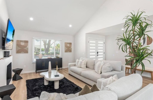 Vineyard Chic Oasis: Modern Elegance near Temecula Wineries