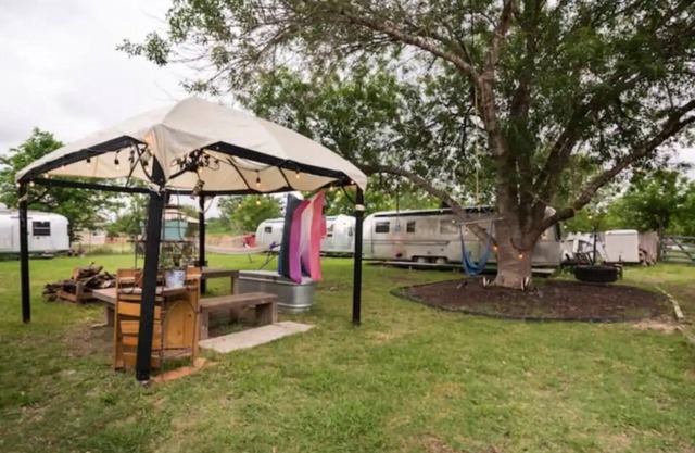Vintage Glamping close to Austin!