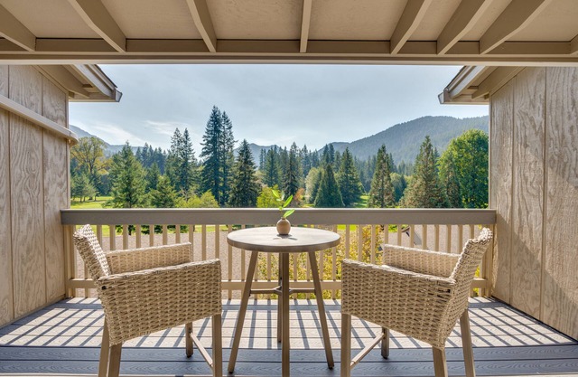 Vintage Golf Course View Condo near Mt. Hood/Skiing