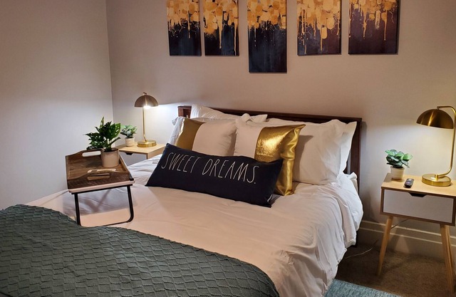 Vintage Pet Friendly Apt /5 blks to Fox River/ FREE WIFI, Parking, Laundry