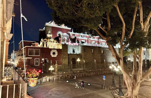 Vista Única a la Catedral desde tu Balcón Privado