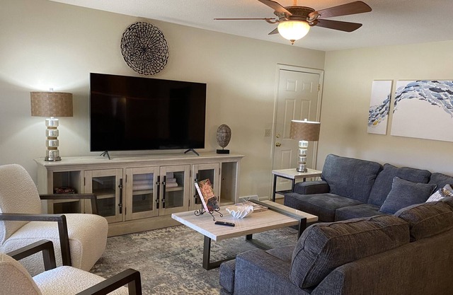 VivaLago Beautifully located where the mountains meet the lake...