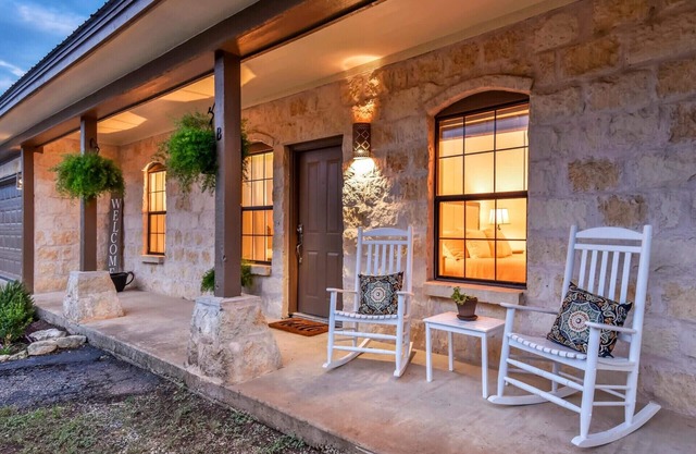 VOTED TOP 10 for 3 Yrs No Cleaning Fee - Countryside Retreat -Hot Tub & Fire Pit