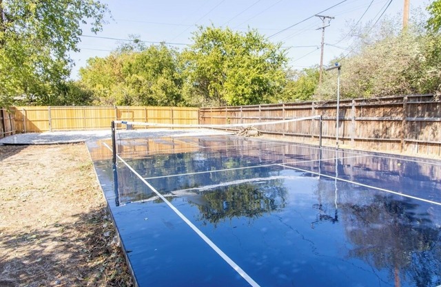 Waco family stay w/pickle ball court