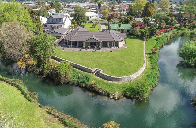 Waiteti River Views - 5 Bedrooms, 4 Bathrooms with Great River Views
