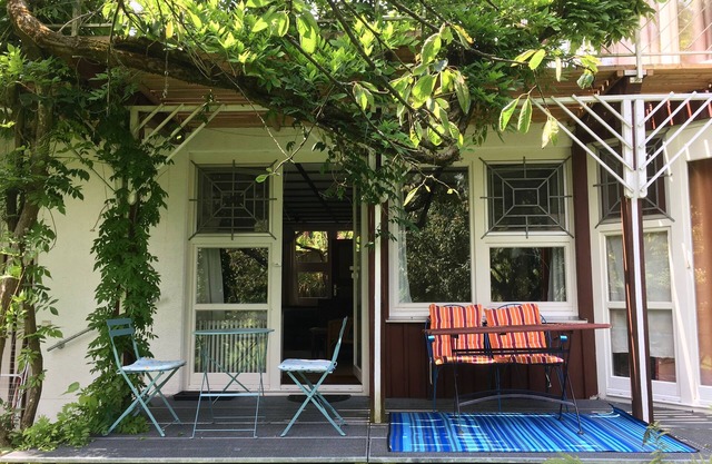 Wake up to the sound of waves and fall asleep to the sound of waves! 5 min to the lake