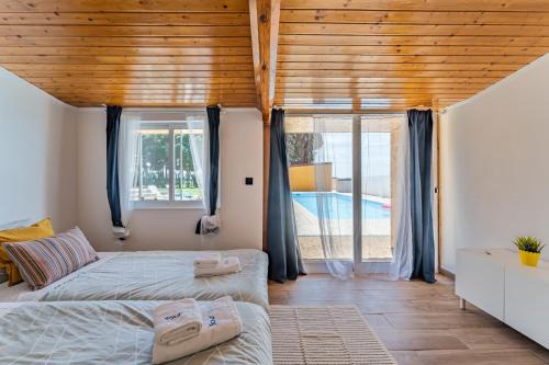 Wake up with the Sea Breeze- House with pool AP2