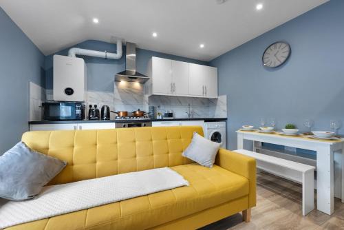 Walk from station , Comfy King Size , ideal work stays