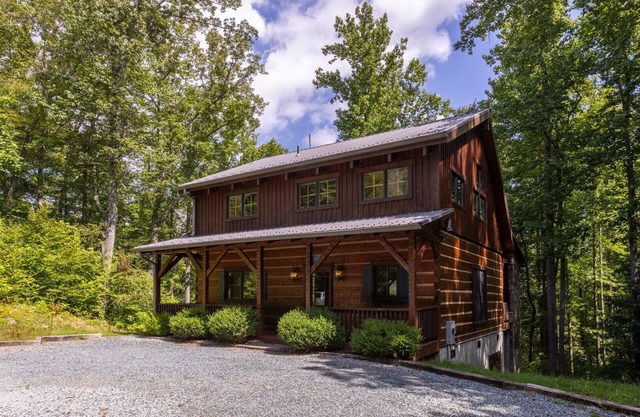 Walk in the Clouds - Rustic Cabin with Hot Tub, Outdoor fireplace, Fenced Dog Area