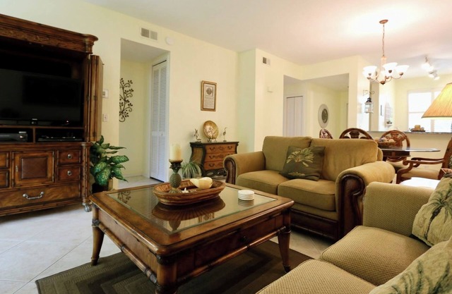 Walk out 2 bed 2 bath with shared pool, 10-15 mins to Marco beaches