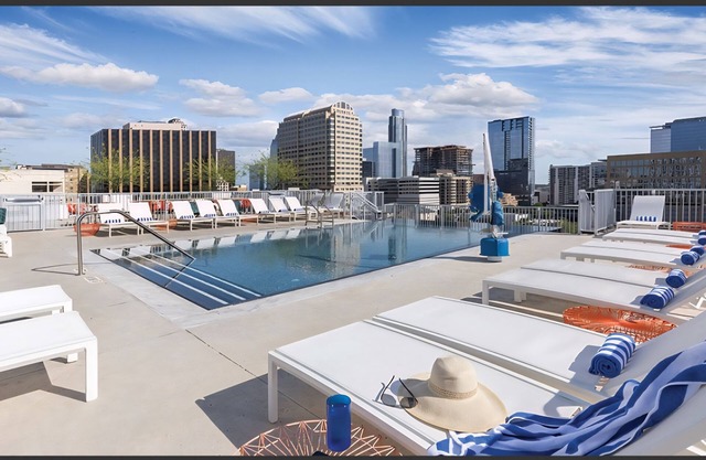 Walk to ACL Downtown Wyndham Studio Deluxe Rooftop Pool 10/03-10/06